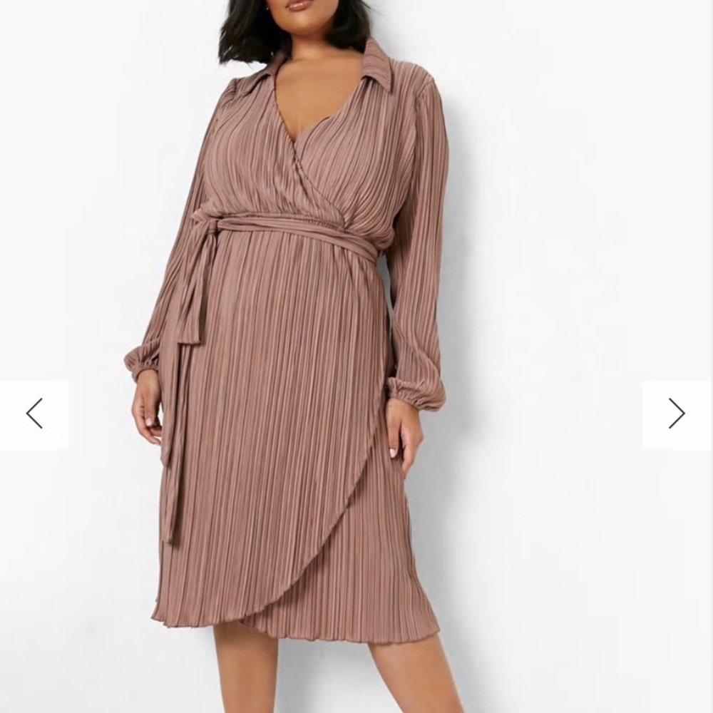 Boohoo plus stone colored Plisse dress size 24 runs large. Color sold out online